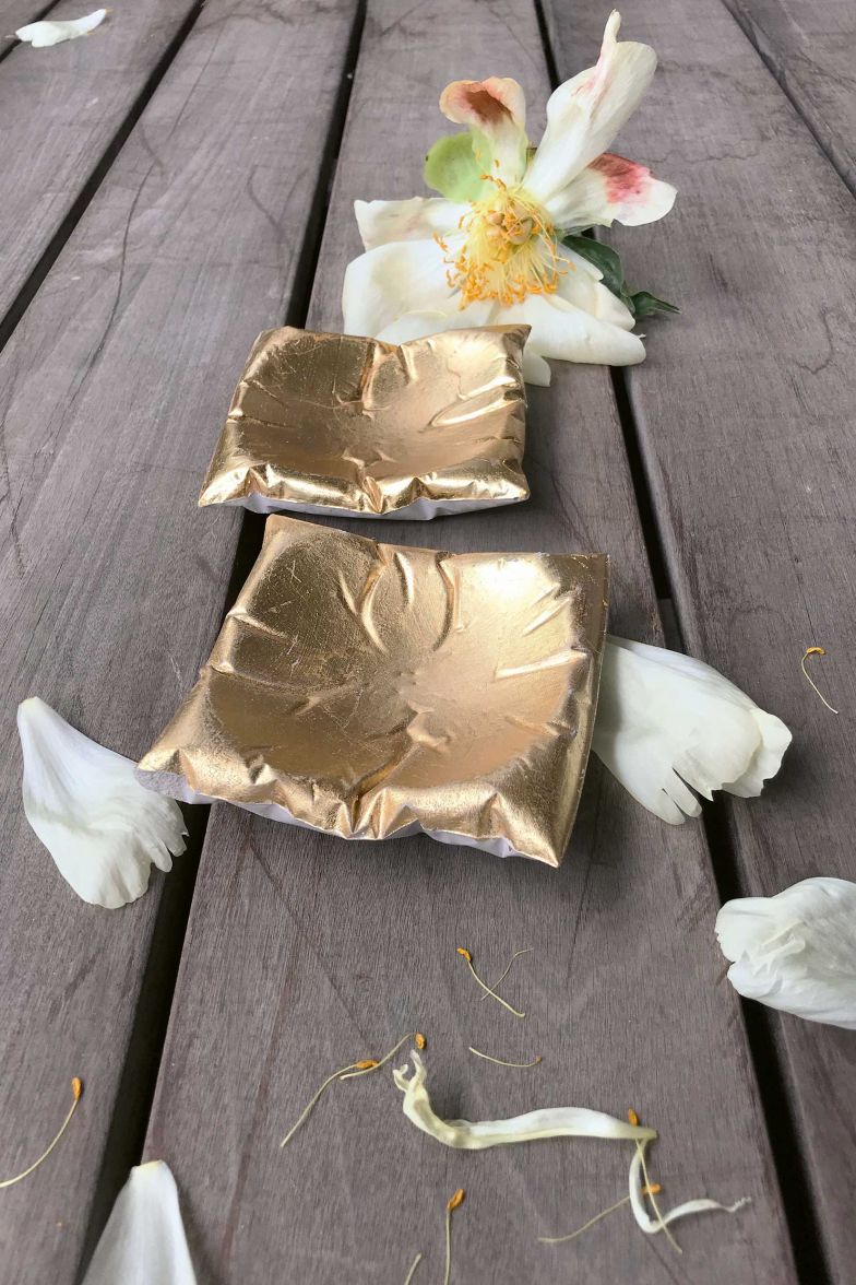 Tamara Riedel fertigt im wahrsten Sinne des Wortes gewichtiges Design, denn ihre Objekte, zu denen unter anderem diese Schalen gehören, stellt sie aus Beton her. Rund 800 Gramm bringt jede mit Metall-Gold verzierte Schale auf die Waage. Hergestellt in Basel. BETONIST.CH