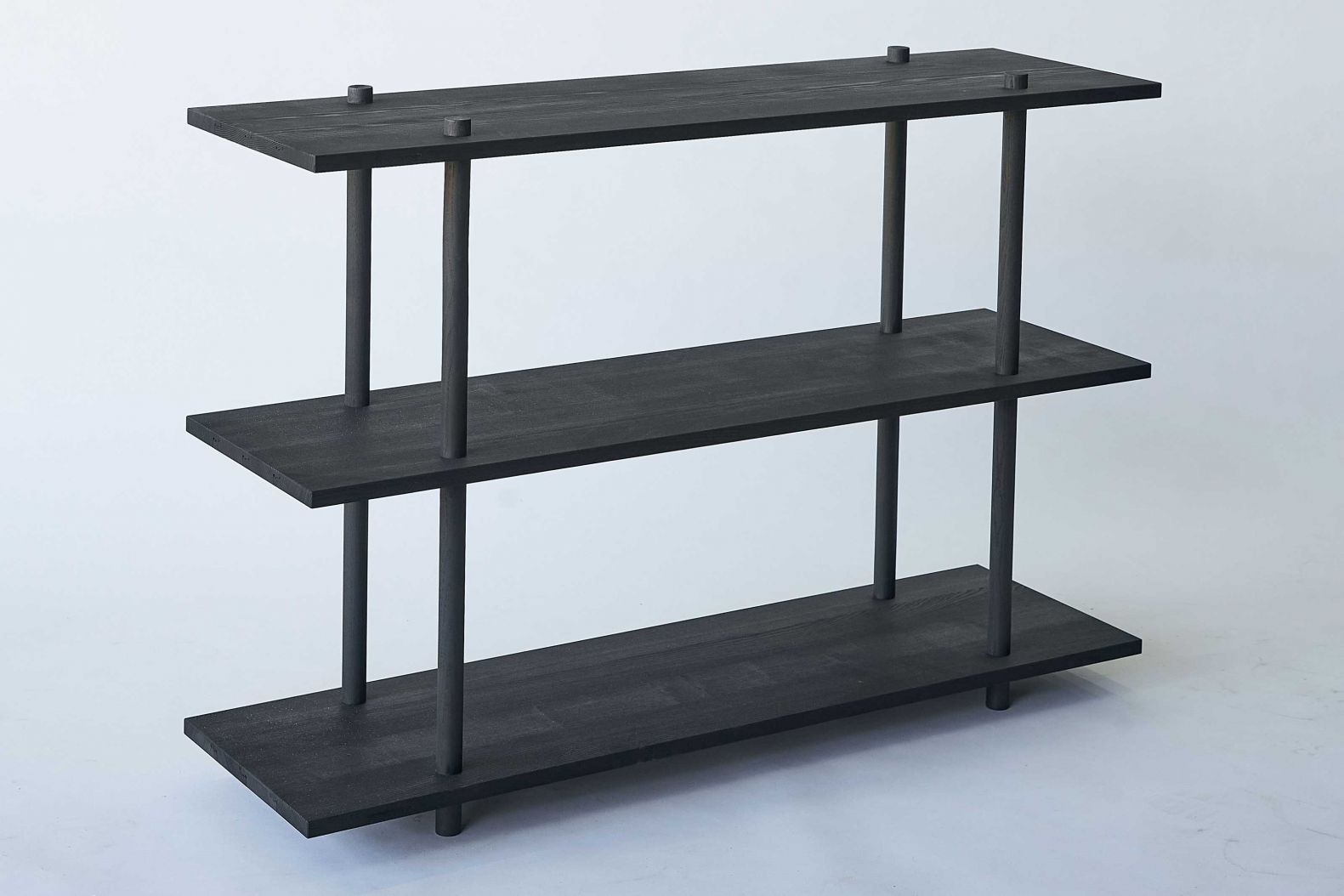 Mit ihrem Architekturbüro verfolgen Hendrik Steinigeweg und Philipp Schaefle einen radikalen Ansatz beim Häuserbau: Sie verwenden rein natürliche Materialien. Ihr erstes Möbelstück aus lokalem Eschenholz entwickelten die kreativen Köpfe in logischer Konsequenz mit der auf leimfreie Verarbeitung spezialisierten Schreinerei Lindauer. Die Bretter des Regals sind zusammengeklickt und lassen sich durch verschraubte Holzstäbe nach oben stapeln – ohne Leim und Metall. Foto: Zsigmond Toth. STUDIONOUN.CH / LINDAUER AG