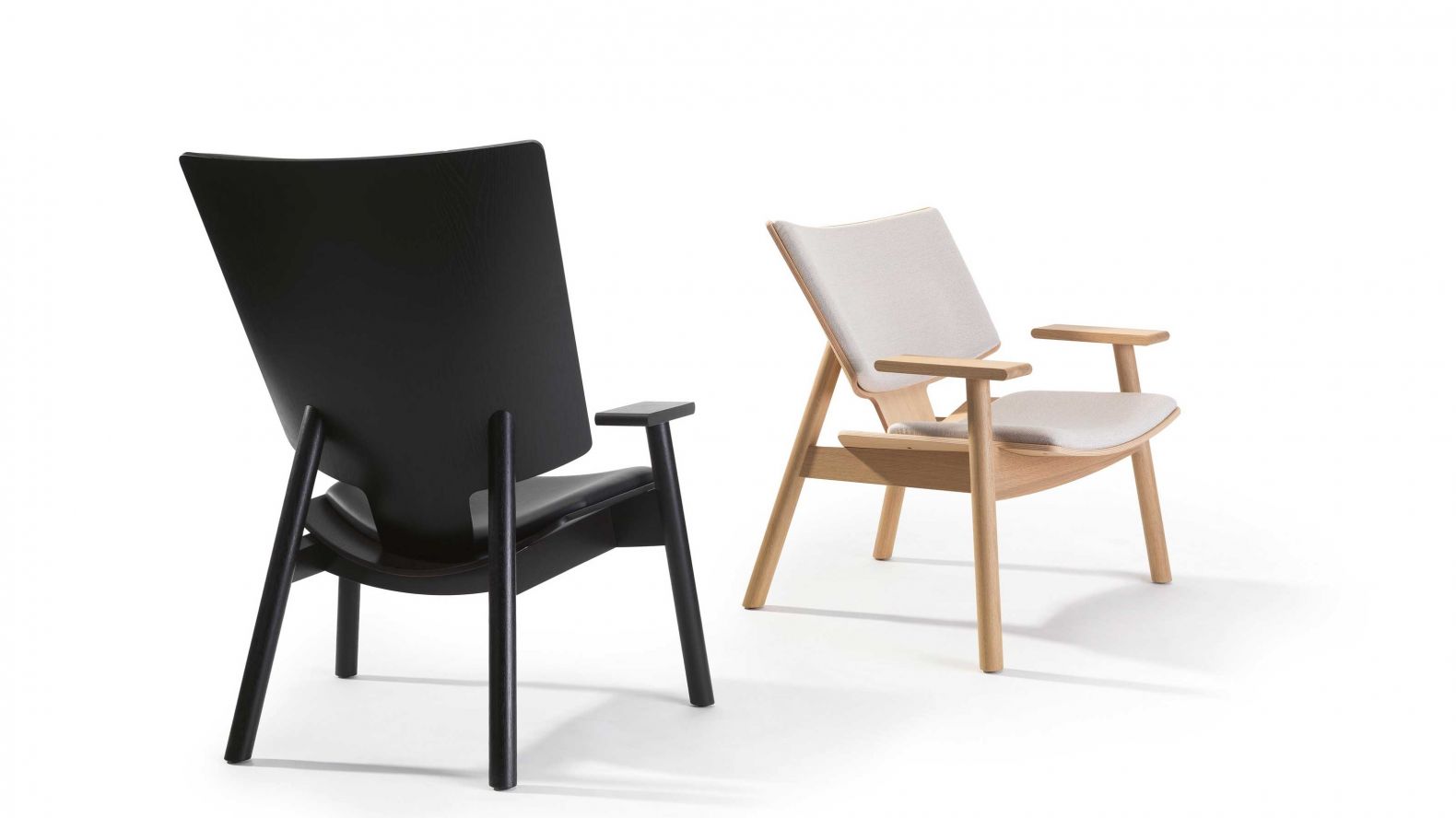 Für Loungesessel «Conte», dem jüngsten Mitglied der Röthlisberger Kollektion, liess sich Marc Gerber von der typischen Holzkonstruktion der Stühle aus dem Alpenraum inspirieren und arbeitete die Rückenlehne in die komfortabel gepolsterte Sitzfläche ein, um eine stabile Struktur zu schaffen. Beide Teile sind aus Sperrholz gefertigt und können mit der gleichen Pressform hergestellt werden. Der gelernte Konstrukteur arbeitete nach seinem anschliessenden Industriedesignstudium als Designer im Studio von Konstantin Grcic in Berlin, bevor er 2020 sein eigenes Studio in Bern gründete. MARCGERBER.DESIGN / ROETHLISBERGER.CH