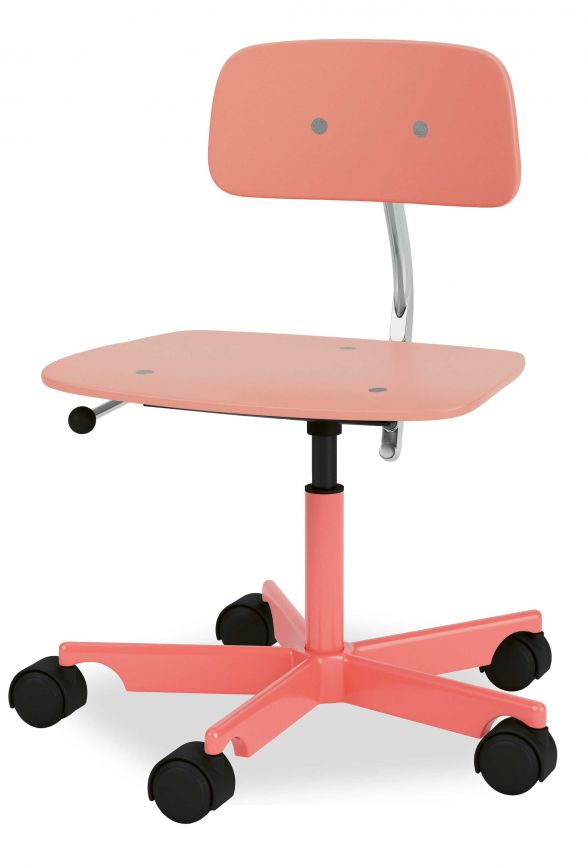 Vorbildrolle: Der Drehstuhl «Kevi Kids» ist eine Miniaturkopie des 1958 entworfenen Original-Bürostuhls und ein bequemer, beweglicher und höhenverstellbarer Gefährte, welcher mit dem Kind mitwachsen kann. Der Stuhl ist in vier verschiedenen Farben erhältlich: Flint, Parsley, Rhubarb und Amber. MONTANAFURNITURE.COM