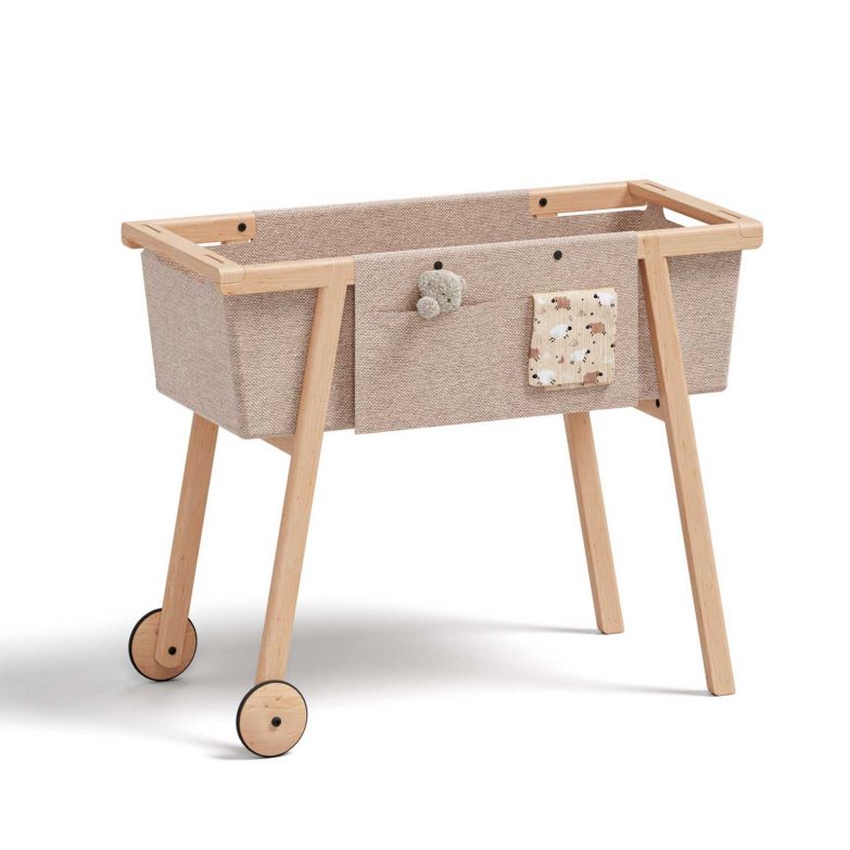 Der österreichische Spezialist für Möbel aus Naturholz stellt in diesem Jahr ein erstes Kinderprogramm vor. Es umfasst unter anderem dieses zuckersüsse Bettchen, das man auch mieten kann. Seine Umrandung ist aus waschbarem, recyceltem Gestrick gefertigt. In den integrierten Stofftaschen findet sich ausreichend Platz für Babybedarf. TEAM7-HOME.COM