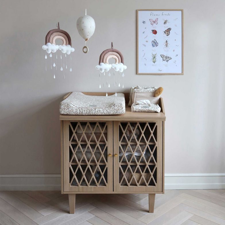 Bei der Herstellung seiner Kindermöbel setzt das dänische Label auf Multifunktionalität und Haltbarkeit. Die Wickelkommode «Harlekin» beispielsweise kann mit ihren schönen Türen später auch als Schrank im Entrée oder Esszimmer stehen. CAMCAMCOPENHAGEN.COM