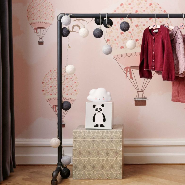 Damit Kinder beim Aufräumen mithelfen können, gibt es die Kleiderstangen aus wiederverwendeten Rohren nun auch im Mini-Format. Die lieben Kleinen können ihre Sachen entweder mit Kleiderbügeln oder an stylischen Kleiderhaken aufhängen. Zur Verfügung stehen vier Modelle. RACKBUDDY.COM