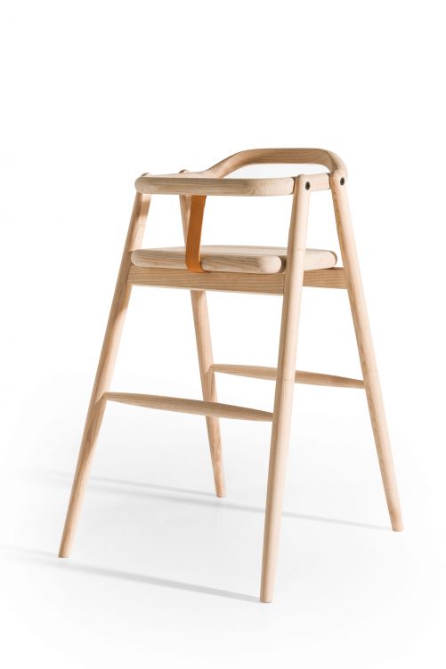 Der «Plié Highchair» der Designerin Chelsea J. Park aus Lausanne sorgt bei Klein und Gross für gute Laune. Er ist nicht nur bequem und bringt Kinder auf Tischhöhe, sondern passt in heimischen Eschenholz auch zu Eltern, die keine Lust auf Allerwelts-Möbel haben. Mit einem einfachen Riegel kann der Stuhl flach zusammengeklappt und auf kleinem Raum verstaut werden. Foto: Shinyoung Park. Chelsea J. Park.