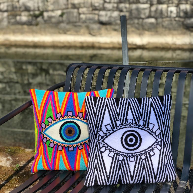 Ein Auge, das wacht. Das Muster der Kissen bezieht sich auf den südamerikanischen Volksglauben vom «Bösen Blick». Das Motiv soll als ein Schutzamulett gegen Neid dienen.