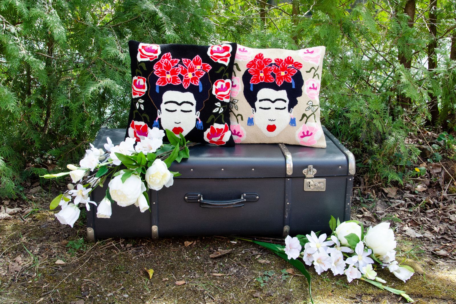 Frida Kahlo hatte indigene Wurzeln. Ihre Mutter war eine Tehuana. In ihrer künstlerischen Arbeit thematisierte Frida den Postkolonialismus, die Geschlechts- und Rassenungleichheit in der mexikanischen Gesellschaft und ihr Portrait ziert nun das Kissen «Frida».