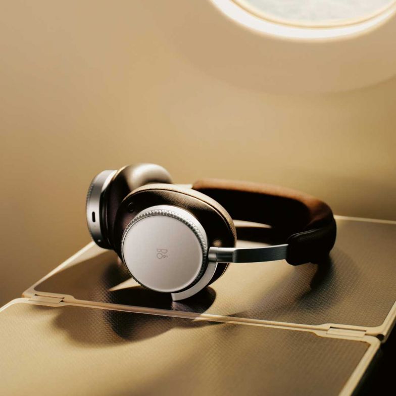 Einmal mehr vereint ein Produkt der dänischen Premiummarke hochwertigen Klang mit edlen Materialien und einem zeitlosen Design: Die modularen Kopfhörer «Beoplay H100» mit 40-mm-Titan-Treibern und fortschrittlicher Geräuschunterdrückung sind unter anderem in der skandinavischen Ton-in-Ton-Ästhetik «Hourglass Sand» erhältlich. Design: Tiina Kierysch. bang-olufsen.com