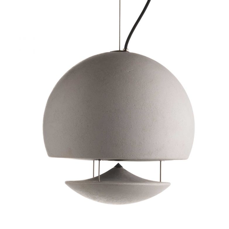 Sieht man«Spherina Air Pluma» im Raum schweben, könnte man fast meinen, es handele sich lediglich um ein elegantes Designobjekt, das stimmungsvolles Licht spendet. Doch damit nicht genug: Es ist eine kugelförmige Box, die den Klang dank eines Dual-Concentric-Lautsprechers gleichmässig im Raum verteilt. Design: Architettura Sonora. architetturasonora.com