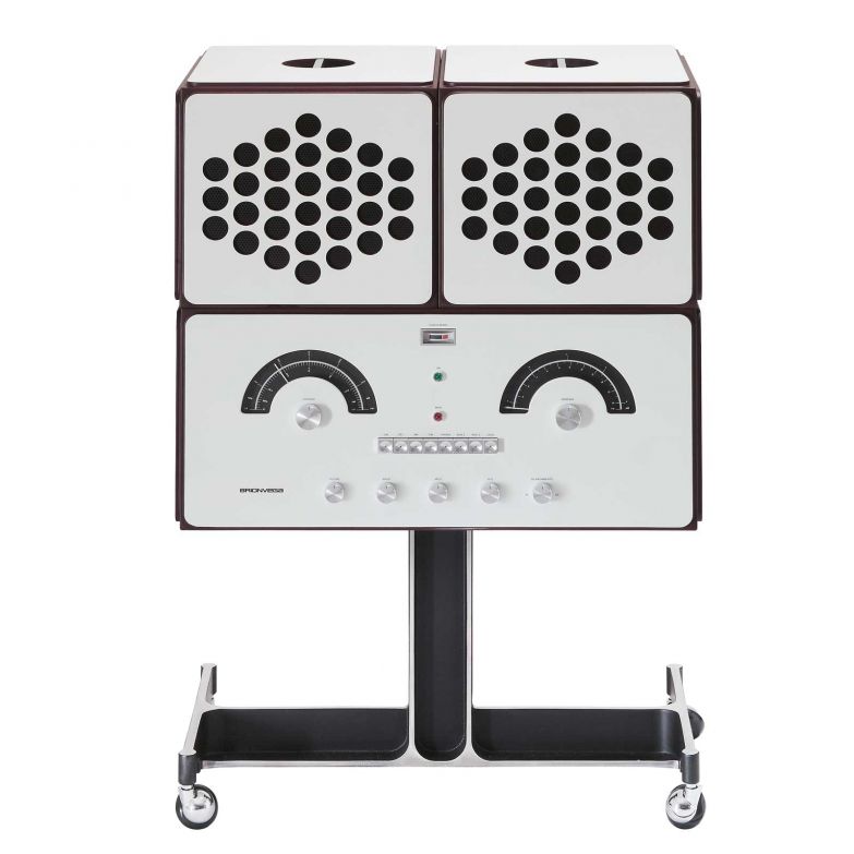 Vor 60 Jahren entwarfen Achille und Pier Giacomo Castiglioni nicht nur ein technisch anspruchsvolles Gerät, sondern auch ein Designobjekt mit Kultstatus: den «Radiofonografo». Das ikonische HiFi-Gerät mit dem markanten «smiling robot face» fand zahlreiche prominente Bewunderer und Besitzer - darunter Stars wie David Bowie. brionvega.com