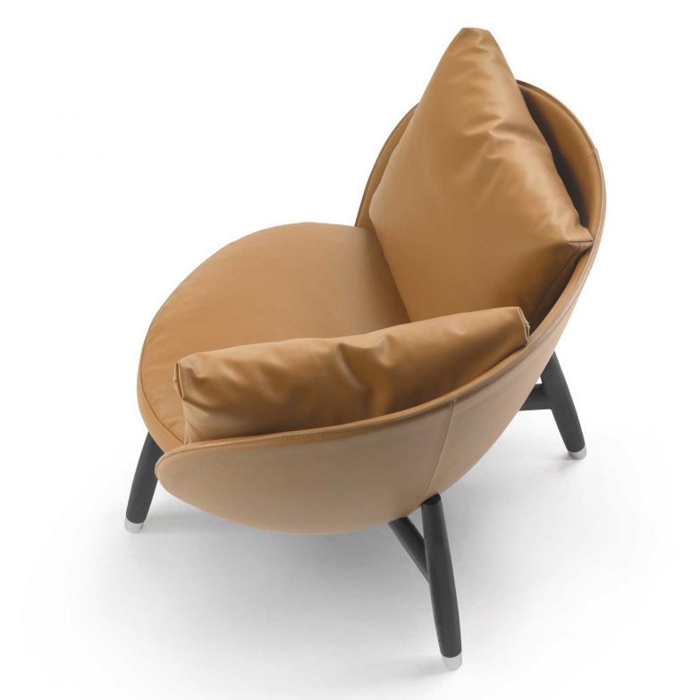 Inspiriert von einem hochgeschlagenen Jackenkragen schafft «Eri» von Luca Nichetto den perfekten Rückzugsort, um in die Musikwelt einzutauchen: Mit einer edlen Materialauswahl und den mit sterilisierten Gänsedaunen gefüllten Sitz- und Rückenkissen bietet der Sessel höchsten Sitzkomfort. flexform.it