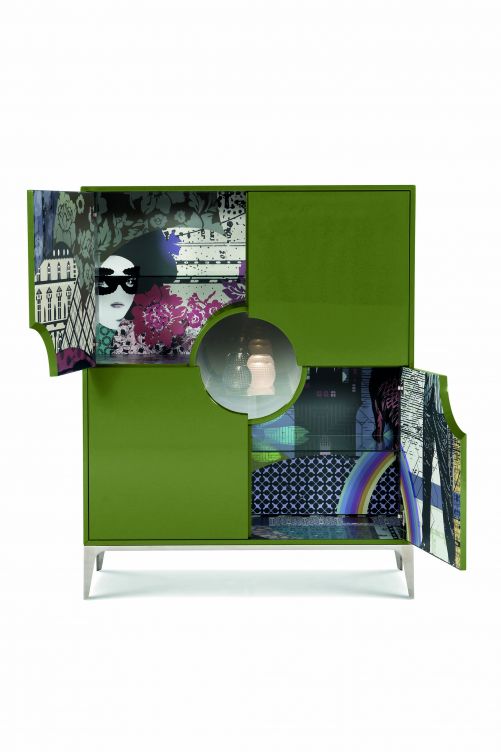 Der «Wonder Cabinet» von Marcel Wanders lädt auf eine unerwartete wie wundersame Reise durch Raum und Zeit ein, sobald man die Flügeltüren des Schrankes mit rundem Glasfenster öffnet. Denn hinter der ruhigen Fassade in leuchtendem Gelb oder Grün verbirgt sich eine liebevoll illustrierte Phantasie-Welt. Roche Bobois. 