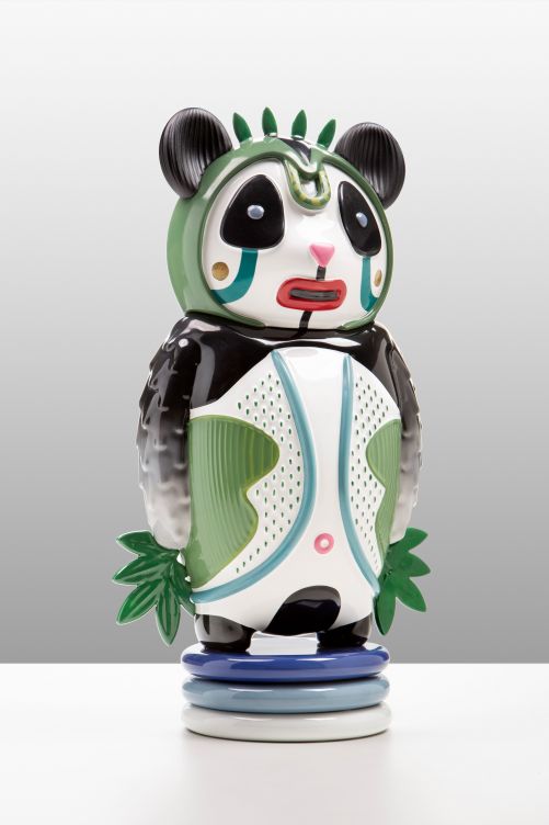 «Bernardo» von Elena Salmistraro ist einer der neusten Vertreter im fantastischen Tierreich, welches das Unternehmen zusammen mit namhaften DesignerInnen bereits vor Jahren geschaffen hat. Diese Erweiterung der Keramikfiguren-Kollektion steht ganz im Zeichen des Klimawandels. Der Panda als internationales Symbol aller gefährdeten Arten soll uns auch zuhause daran erinnern, wie wertvoll der natürliche Lebensraum und wie abhängig seine Existenz von unserem Handeln ist. Bosa. 