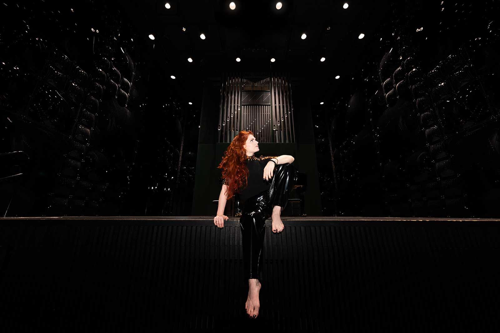 Autorin Barbara Mutzbauer im Orgelsaal der Zürcher Hochschule der Künste erlebt dort Resonanzen – auch ohne Klang. Foto Ivan Engler 