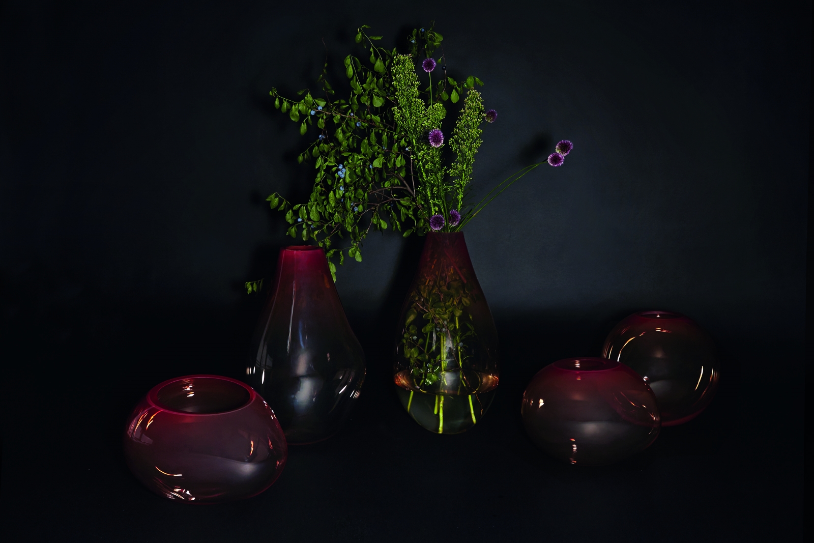 Es war ein Unfall, als eine Glaskugel herunterfiel und in Scherben zerbrach. Doch ein glücklicher. Denn dieser Anblick gab Designerin Simone Lüling Inspiration zu einer Kollektion von Vasen und Schalen, die zwar selbst nicht leuchten, aber durch das Licht im Raum an Glanz und Farbintensität gewinnen: Supernova. Eloa.