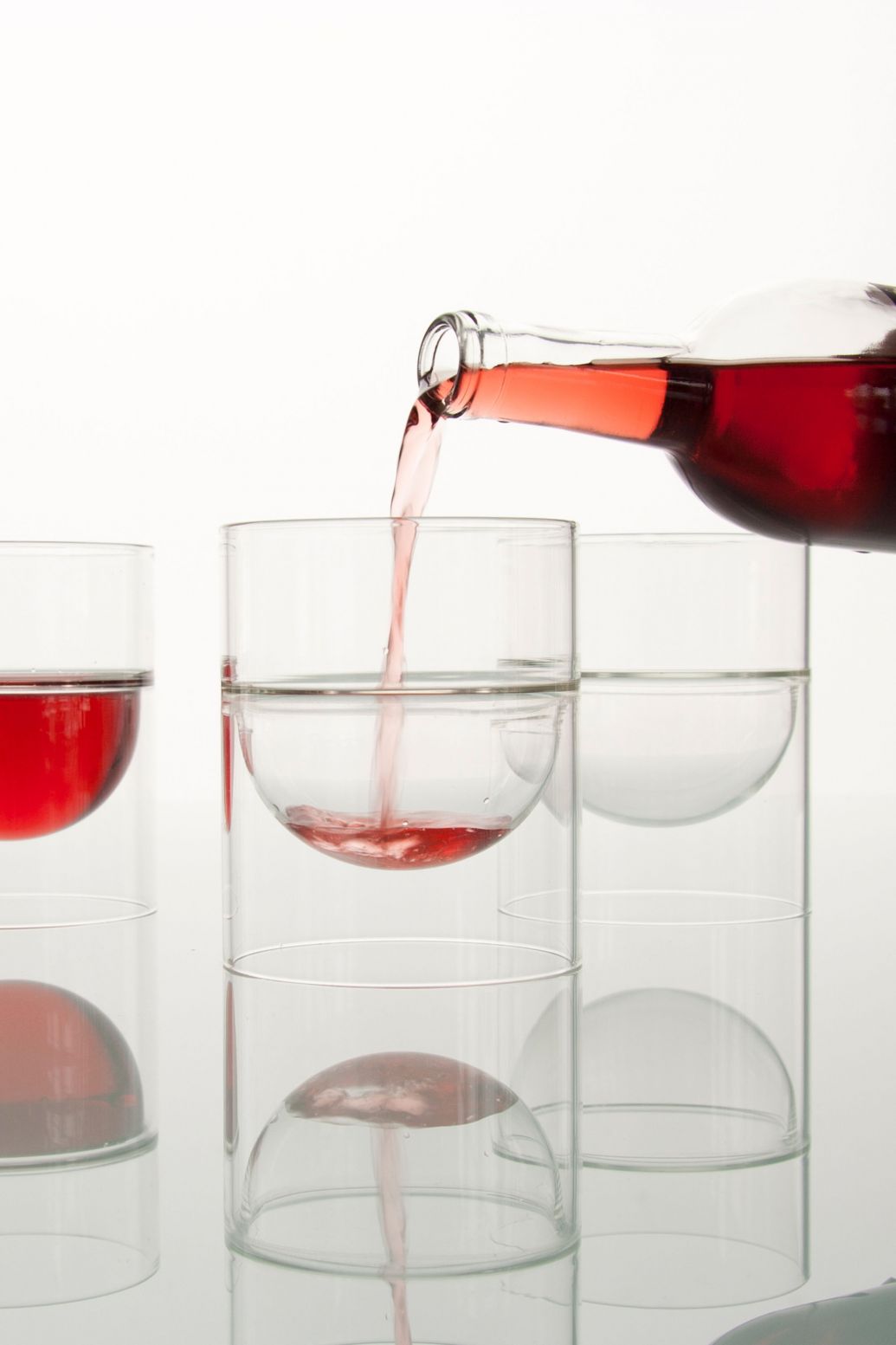 Lichtspiel: Sobald man eine Flüssigkeit in die kunstvollen, handgefertigten Gläser aus Brosilikatglas giesst, wird sie zu einer flüssigen Linse, die das Licht bricht und auf dem Untergrund wiederspiegelt. Die Gläser «Float Red Wine Glasses» von Stephanie Forsythe und Todd MacAllen sind in verschiedenen Grössen erhältlich und gleichermassen für kalte und heisse Flüssigkeiten geeignet. Molo.