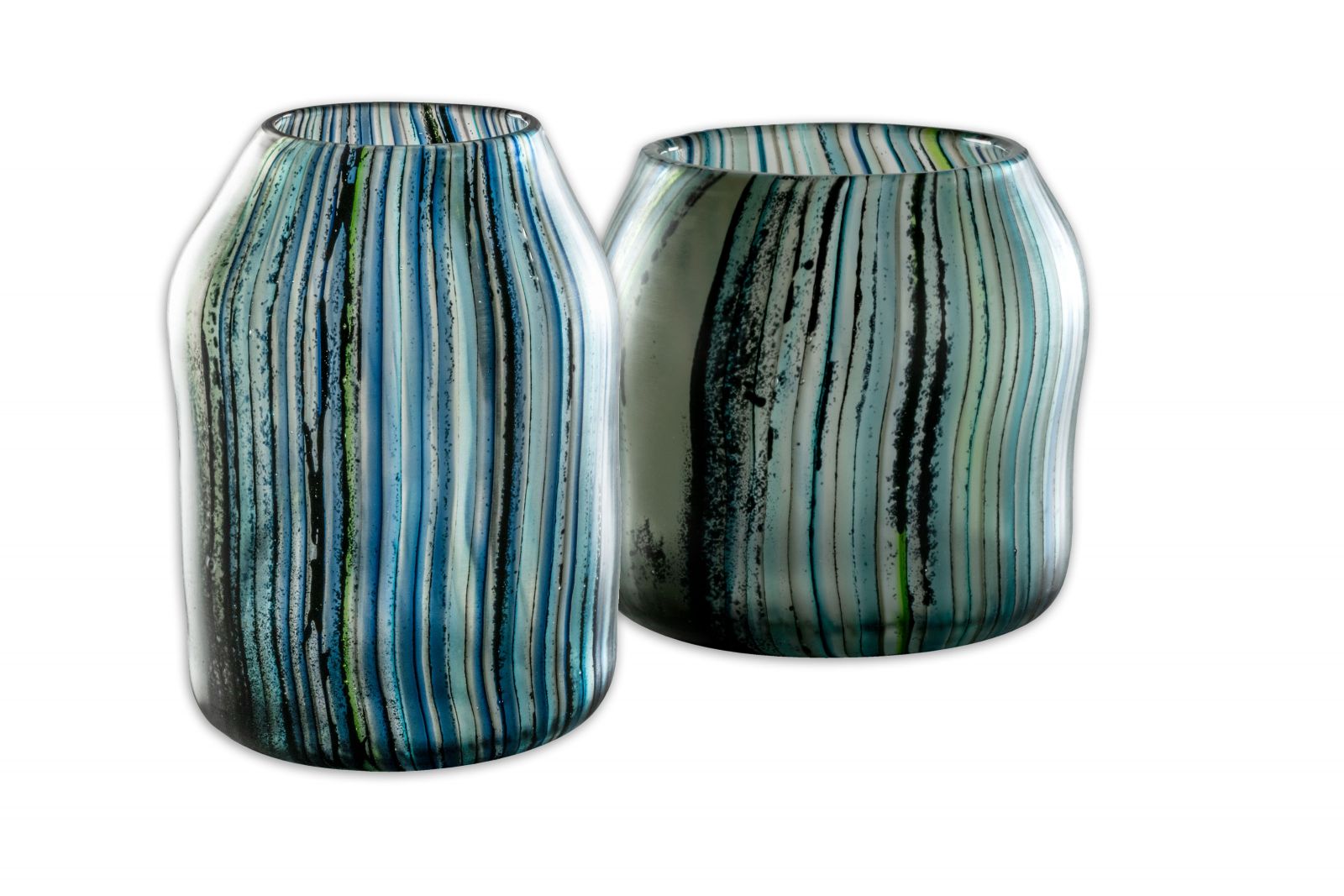 Mit ihrer Vasen-Kollektion Riflessi liess Michela Cattai die Erinnerungen an die satten Farben einer Lagune, die sich im Licht brechen, aufleben. Sie übertrug den chromatischen Rhythmus des unter Wasser wahrgenommenen Lichts auf die Vasen und verlieh ihnen damit einen gemalten Charakter. Aus mundgeblasenem Muranoglas, in limitierter Auflage von 19 Exemplaren pro Modell. Venini.