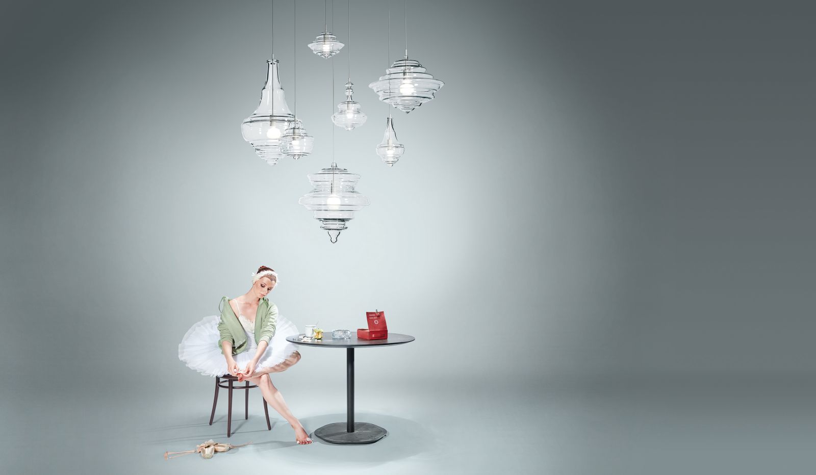 Ein Name verpflichtet: Die Kollektion «Neverending Glory» gibt es nun in kleinerer Version. Die mundgeblasenen Objekte aus böhmischem Glas erinnern in ihrer Form an ikonische Kronleuchter aus fünf der bedeutendsten Konzertsäle und Theater der Welt. Alle Modelle sind in klarem, opakem, rauchigem oder irisierendem Glas erhältlich. Design: Jan Plecháˇc/Henry Wielgus. Lasvit.