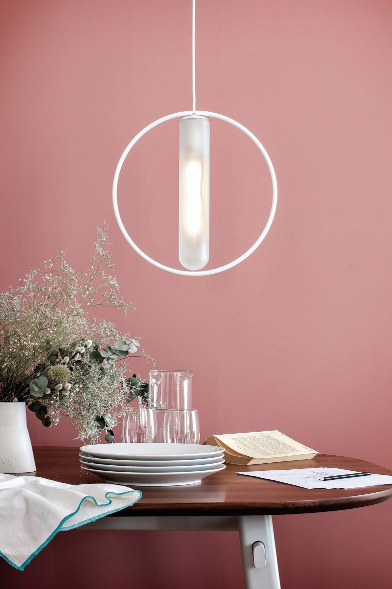 Wie ein fremder Planet schwebt die unkonventionelle Leuchte «Astrée» im Raum, spielt mit Licht und Schatten und verströmt durch das milchige Quarzglas dezentes Licht. Entworfen wurde sie von der Berliner Designerin Hanne Willmann. Hartô.