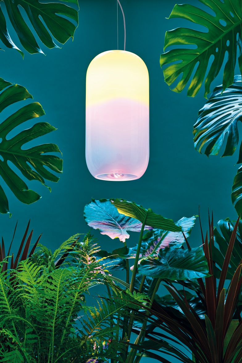 «Gople» kann weit mehr als leuchten. Durch die patentierte Red-White-Blue-Technologie – kurz RWB-System – hat die Leuchte einen positiven Einfluss auf das Wohlbefinden des Menschen und fördert sogar das Wachstum von Pflanzen. Sie ist nach alter, venezianischer Technik handgefertigt. Design: Bjarke Ingels Group. Artemide.