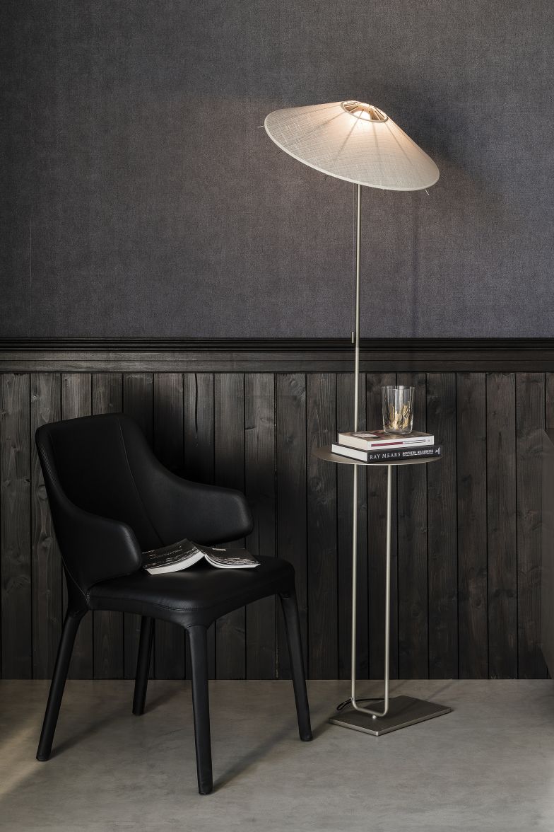 Die japanische Anmutung ist gewollt, der Name Programm: «Sayonara» ist eine filigrane Stehlampe mit einem textilen Leuchtenschirm, der mit seiner Form an die typischen Kegelhüte aus Stroh erinnert. Praktisch ist die kleine Ablagefläche, welche den Leuchtenständer unterbricht. Design: Oriano Favaretto. Cattelan.