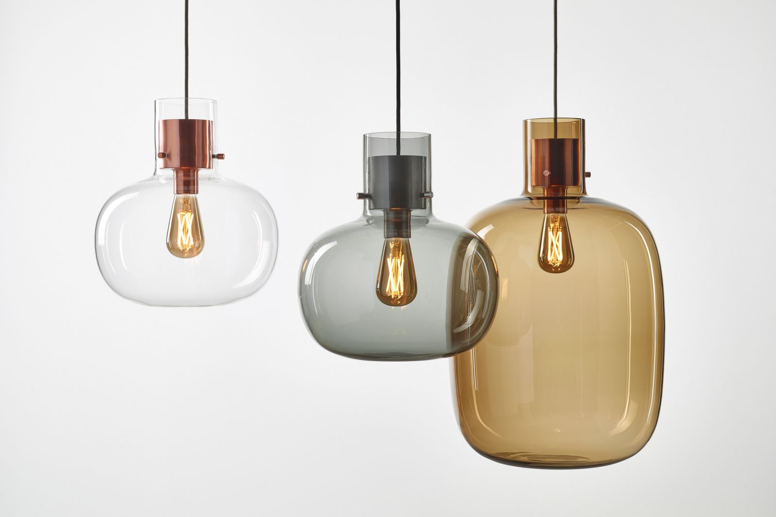 An «99 Luftballons» erinnert die Leuchte «Arwa» mit ihrer ­bauchigen Form. Markantes Merkmal sind die Metall- oder optional auch Holzelemente, welche die Leuchte wie einen Korken von oben verschliessen. In verschiedenen Grössen und Glasfarben erhältlich. Design: Fumie Shibata. Brokis.