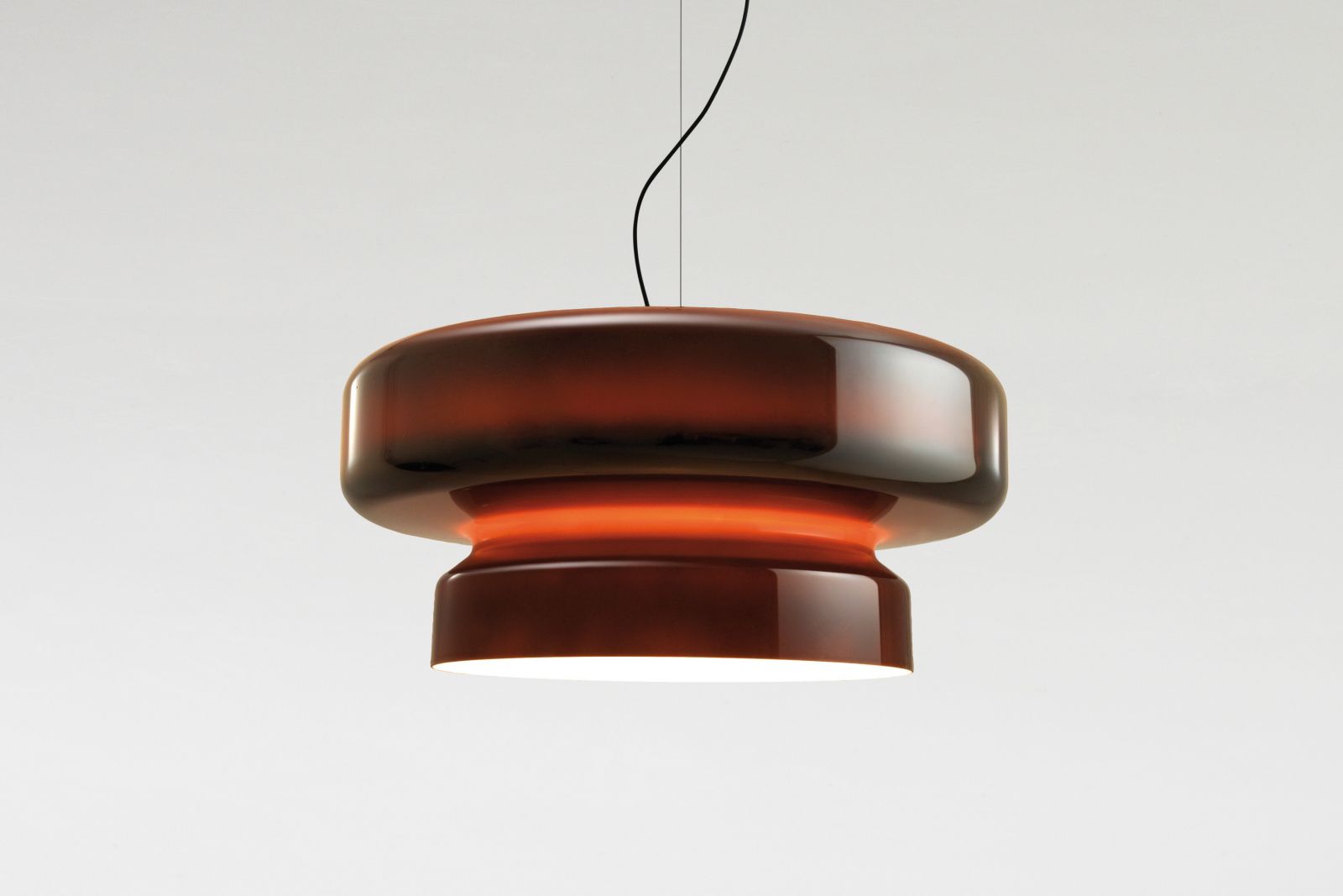 Was aussieht wie Glas, ist in Wirklichkeit Polycarbonat, für das sich der Designer Joan Gaspar entschieden hat, um «Bohemia» in seiner Grosszügigkeit ausdrücken zu können. Das Resultat ist eine Leuchte, die zwei Formenkörper in einer einzigen integriert. In drei Farben erhältlich. Marset.