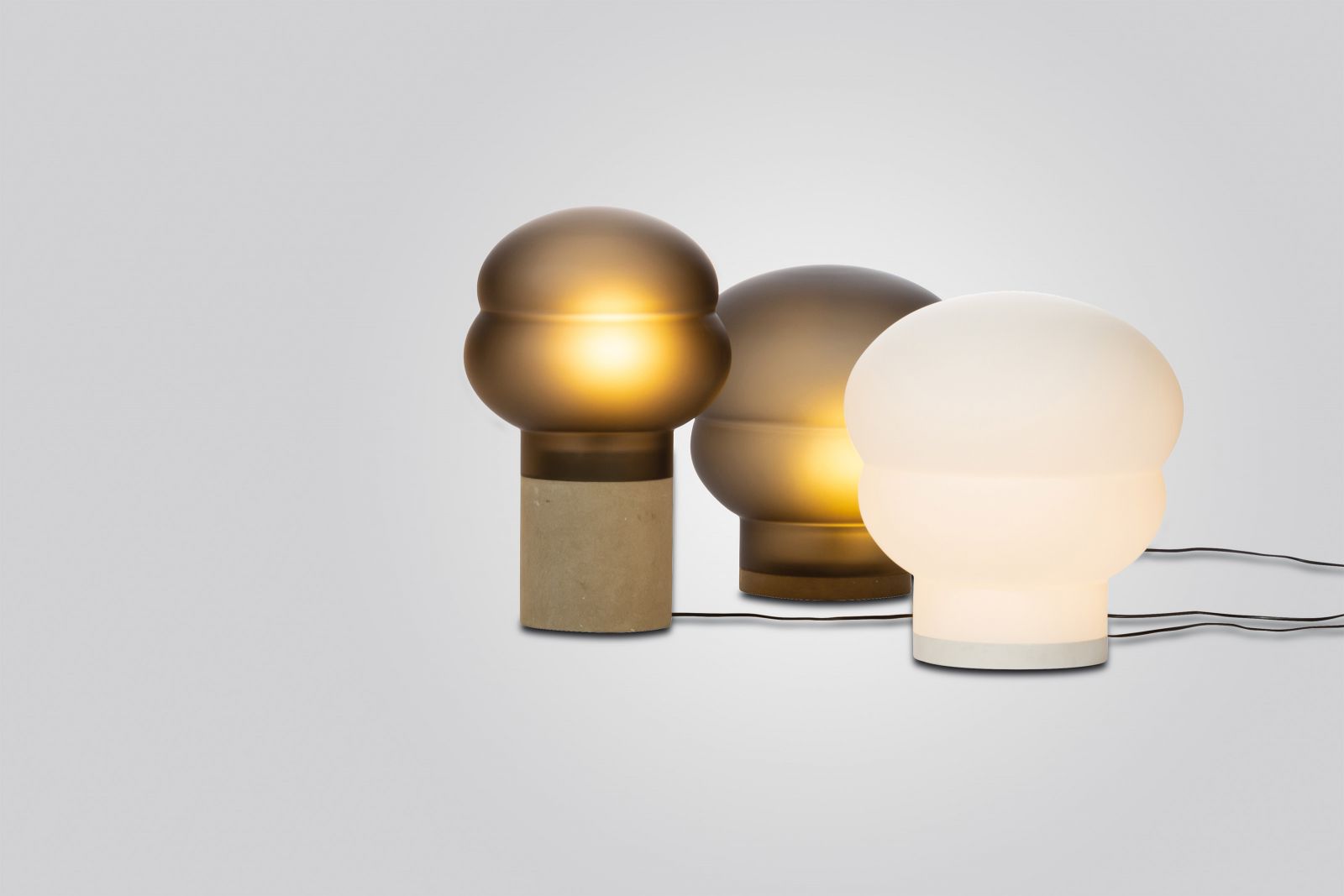 Wie kleine Pilze platzieren sich die verschiedenfarbigen, mundgeblasenen Leuchten aus der Kumo-Serie auf dem Tisch und verströmen mit ihrem warmen Licht eine fast schon märchenhafte Stimmung. Die Modelle sind von traditionellen, japanischen Papierlaternen inspiriert. Design: No-Made. Pulpo.