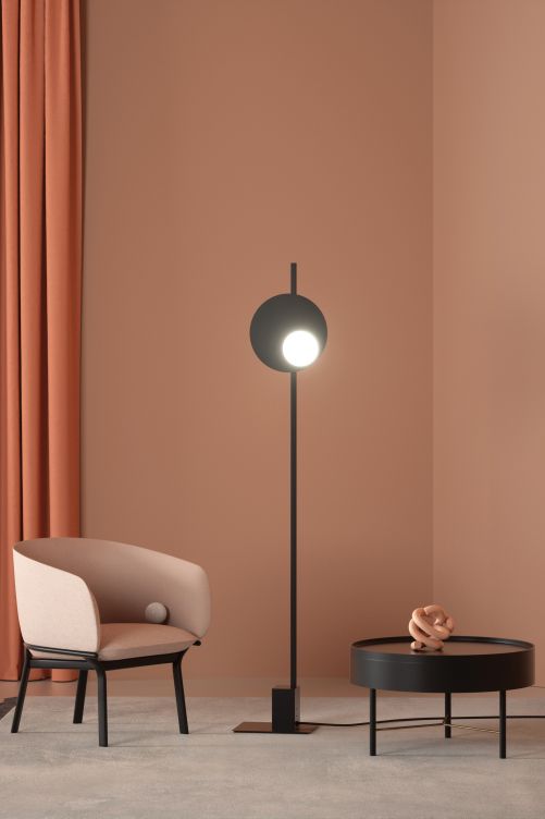 Ein halbkugelförmiger Diffusor aus mundgeblasenem Glas, dezentral auf einer kreisförmigen Aluminiumscheibe platziert, ist das Hauptmerkmal der Leuchtenfamilie Kwic. Es gibt sie als Wand–, Decken–, Pendel– und Stehleuchte sowie in den Farben Schwarz, Kupfer und Bronze. Design: Serge + Robert Cornelissen. Axo Light.