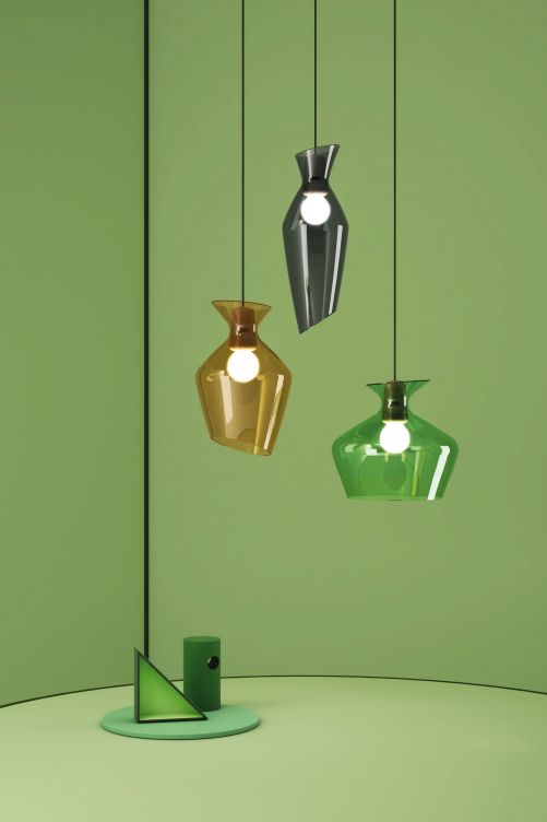 Wer hier an einen Dekanter oder an Gläser denkt, hat die Idee des Designers Gregorio Facco erfasst. Denn die Leuchten «Malvasia» sind mit ihren abgerundeten Formen und schrägen Kanten eine Hommage an Bacchus und gleichzeitig an die Tradition des Weinanbaus. Fabbian.