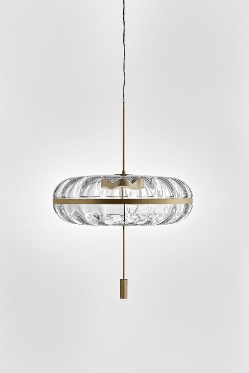 Die mundgeblasene Hängeleuchte «Jolie» aus Muranoglas schien wegen ihres Durchmessers von 60 Zentimenter nicht realisierbar, doch die junge Designerin Federica Biasi liess sich nicht von ihrer Idee abbringen. Das Resultat ist eine edle Pendelleuchte, die mit ihrer Präsenz den Raum einnimmt. Galotti & Radice.