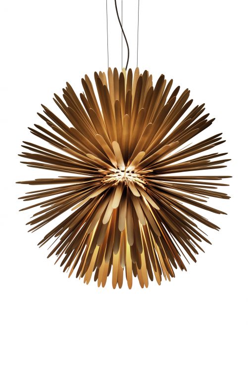 So poetisch wie ihr Name, präsentiert sich die Leuchte auch optisch: «S - Light of Love» ist ein Objekt mit skulpuraler Leuchtkraft, bei dem 390 Strahlen individuell ausgerichtet und angeordnet sind. Design: Tord Boontje. Foscarini.