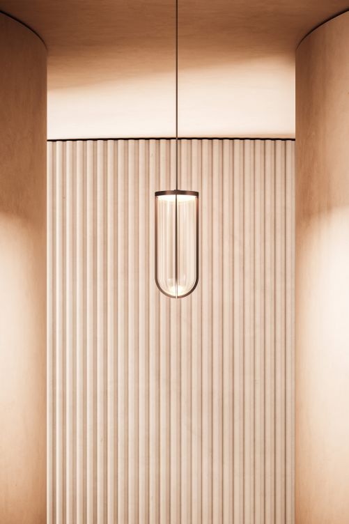 Den Prototyp der Leuchte «Illan» stellte die junge ungarische Desig-nerin Zsuzsanna Horvathim letztes Jahr am Salone Satellite vor, wo sie vom italienischen Leuchtenhersteller entdeckt wurde. Inspirieren liess sich die Designerin von Experimenten mit Laserschneidemodellen, die sie hier aus Holz zu einem dreidimensionalem Objekt formte. Luceplan.