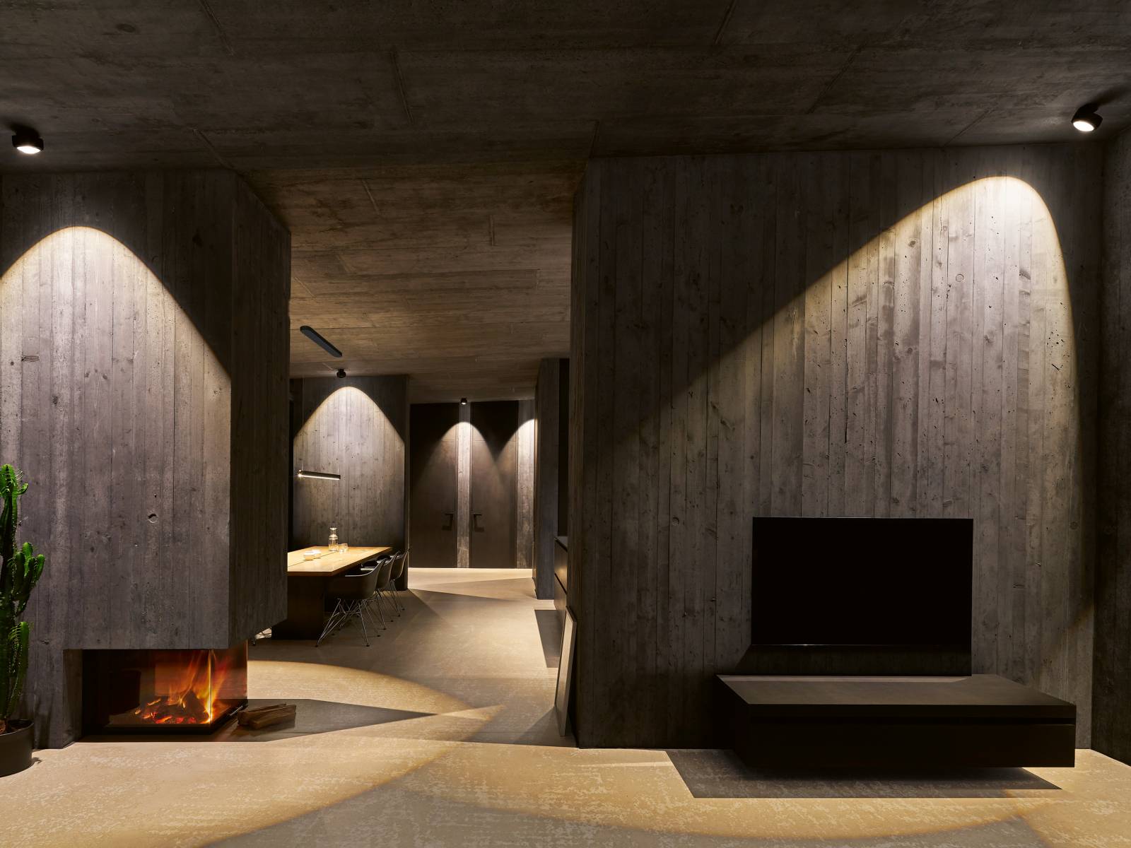 Dass in einem modernen Gebäude aus Beton mit der passenden Lichtgestaltung ein hohes Mass an Gemütlichkeit entstehen kann, zeigt das Passauer Architekturprojekt «Fels in der Brandung». Koeberl Doeringer Architekten setzten durchgängig Leuchten aus dem Portfolio des deutschen Herstellers ein. Im Bild die Strahler «Più Alto» in mattem Schwarz. Occhio.