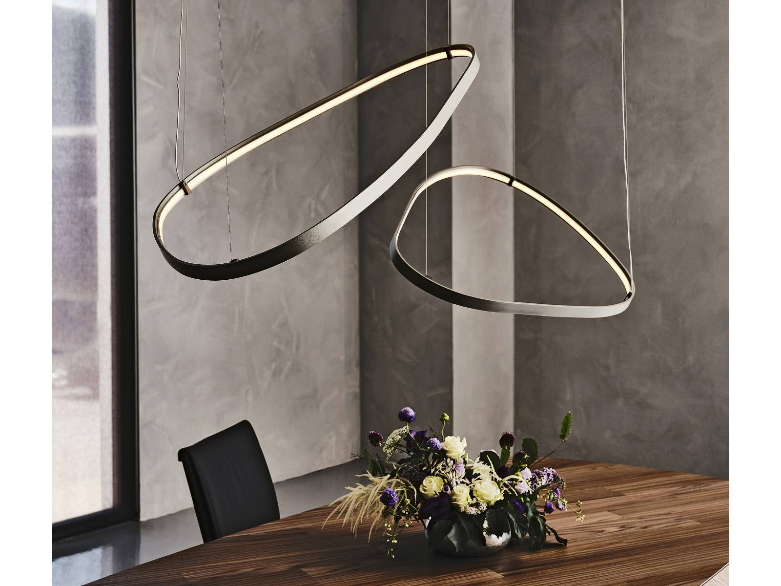 Als leuchtende Skulptur mit industrieller Anmutung passt sich die Hängeleuchte «Magellano» in nahezu jede Umgebung ein. Zylindrisch oder organisch geformt entfaltet die Struktur aus titangeprägtem Stahl und einer stimmungsvollen LED-Beleuchtung ihre kraftvolle und klare architektonische Wirkung im Raum. Design: Studio Kronos. Cattelan Italia.