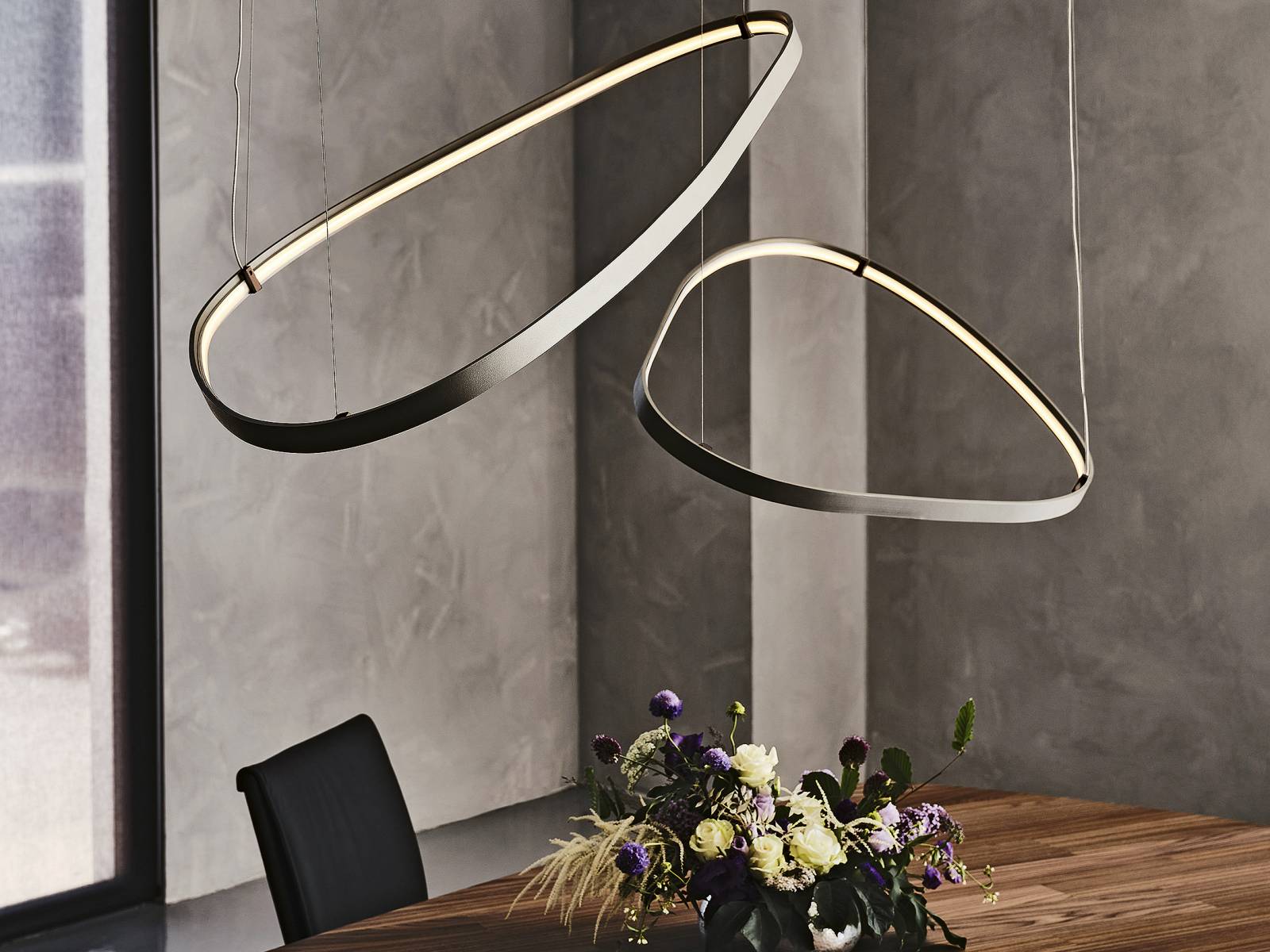 Als leuchtende Skulptur mit industrieller Anmutung passt sich die Hängeleuchte «Magellano» in nahezu jede Umgebung ein. Zylindrisch oder organisch geformt entfaltet die Struktur aus titangeprägtem Stahl und einer stimmungsvollen LED-Beleuchtung ihre kraftvolle und klare architektonische Wirkung im Raum. Design: Studio Kronos. Cattelan Italia.