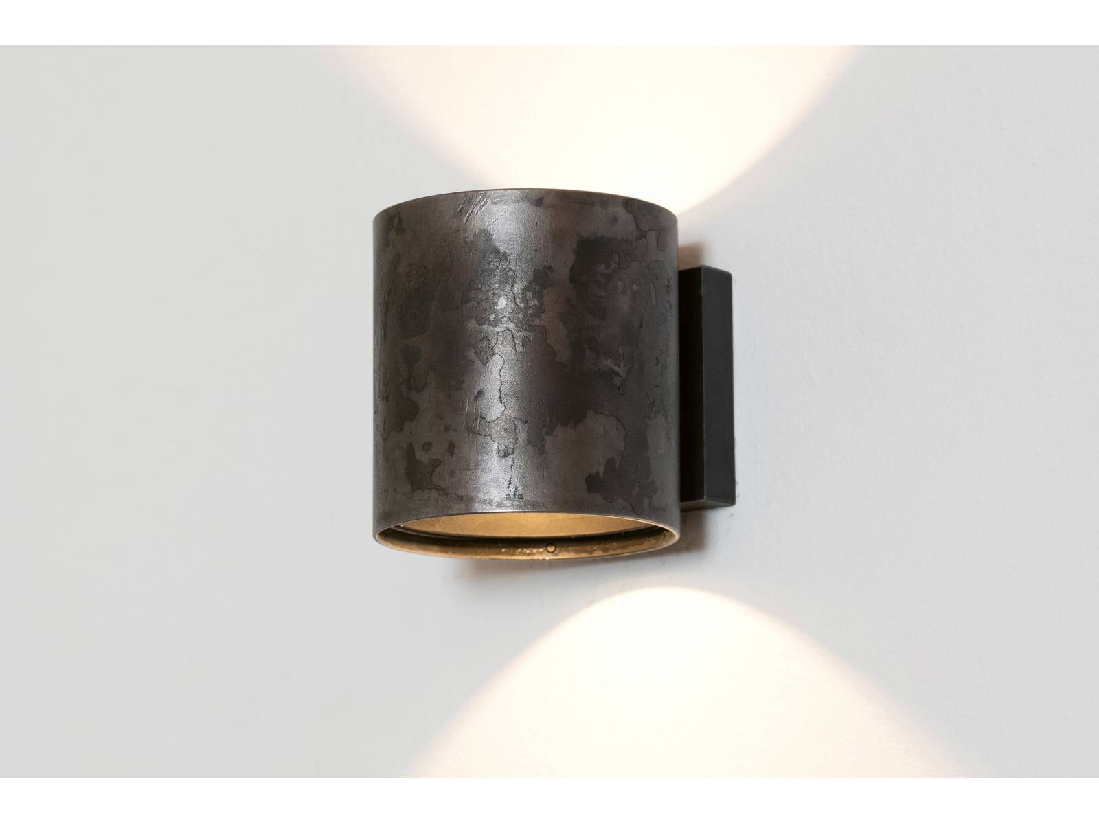 Die Wandleuchte aus der Serie Curved lenkt die Blicke dank ihres zurückhaltenden Design besonders auf die Schönheit des Materials, aus dem sie gefertigt ist: naturblankes Eisen. Als Leuchtmittel dienen LEDs, sie schaffen eine angenehme Atmosphäre im Raum. Es stehen weitere Ausführungsvarianten sowie -formen zur Auswahl. Hager Zierbeschläge.