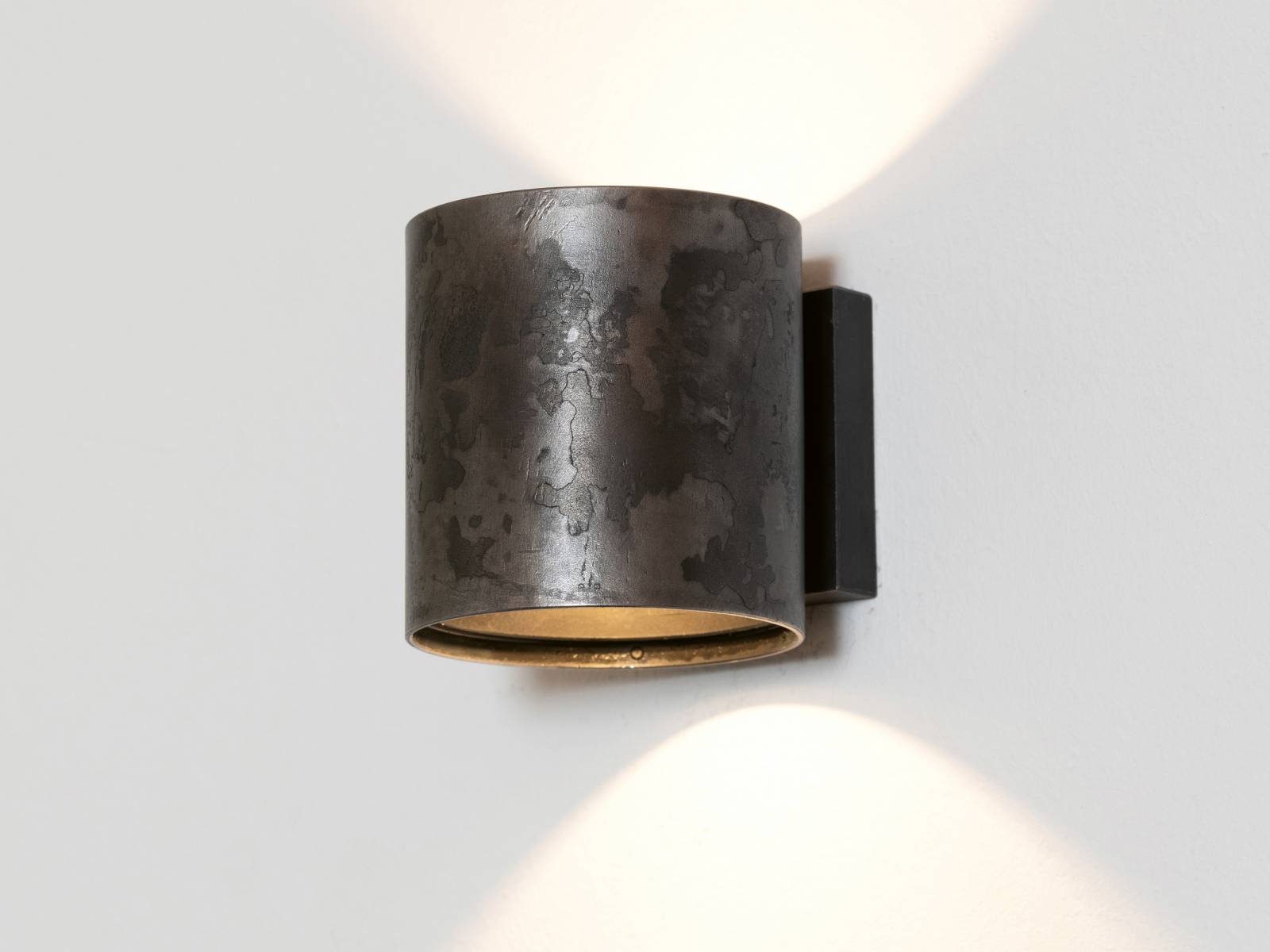 Die Wandleuchte aus der Serie Curved lenkt die Blicke dank ihres zurückhaltenden Design besonders auf die Schönheit des Materials, aus dem sie gefertigt ist: naturblankes Eisen. Als Leuchtmittel dienen LEDs, sie schaffen eine angenehme Atmosphäre im Raum. Es stehen weitere Ausführungsvarianten sowie -formen zur Auswahl. Hager Zierbeschläge.