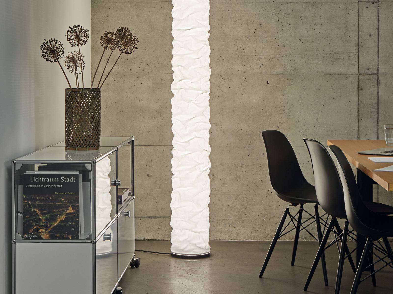 Als erste Stehleuchte der Kollektion Ligalicht sorgt «Ella» für eine ganz besondere Stimmung im Raum: Das angenehme LED-Licht bringt die weichen Strukturen des in Handarbeit gefertigten Lampenschirms optimal zur Geltung und inszeniert durch die sichtbare Sanftheit das Wort Ella, was Güte bedeutet. Ligalicht.