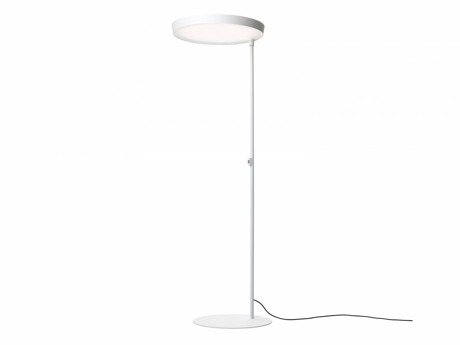 Die Stehleuchte «Circular Fe 600» greift mit dem dünnen Metallband das signifikante Designmerkmal des Glarner Leuchtenherstellers auf. Da das Stehrohr am Rand des Leuchtkörpers angebracht ist, eignet sich das neue Modell besonders zur seitlichen Positionierung an Tischen oder in Raumecken. Schätti Leuchten.