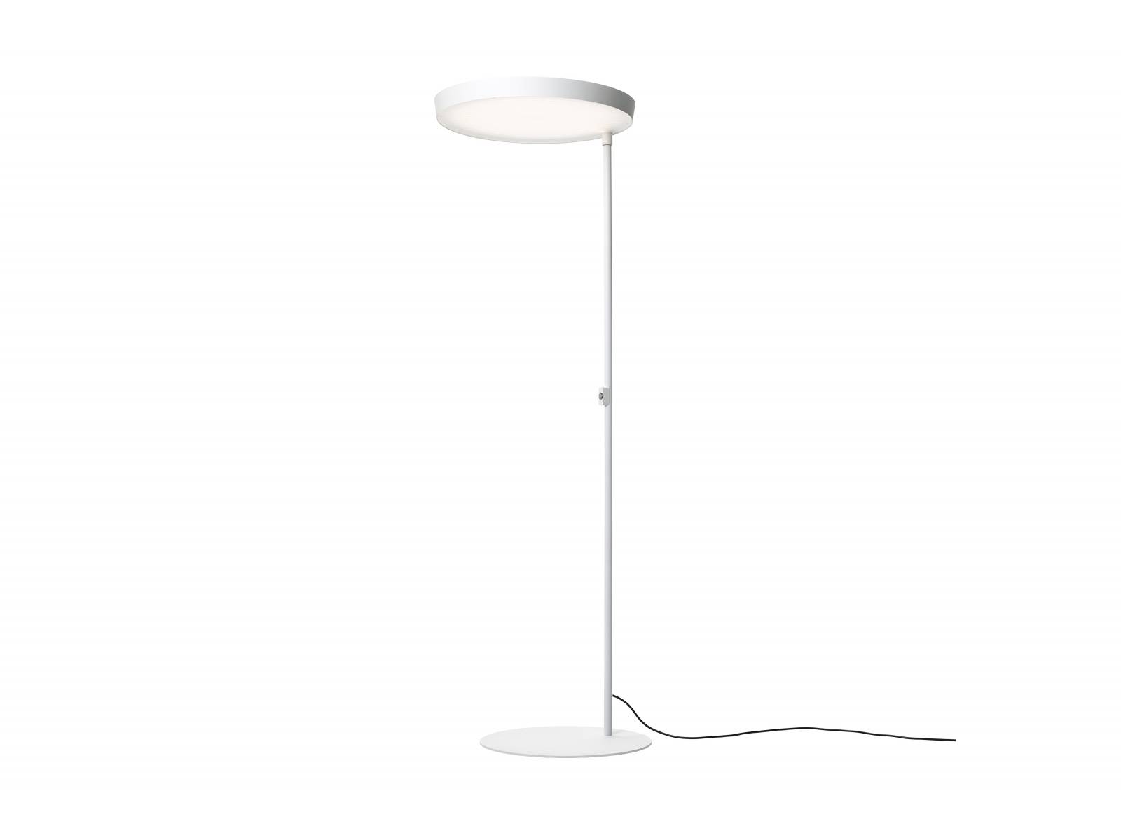 Die Stehleuchte «Circular Fe 600» greift mit dem dünnen Metallband das signifikante Designmerkmal des Glarner Leuchtenherstellers auf. Da das Stehrohr am Rand des Leuchtkörpers angebracht ist, eignet sich das neue Modell besonders zur seitlichen Positionierung an Tischen oder in Raumecken. Schätti Leuchten.