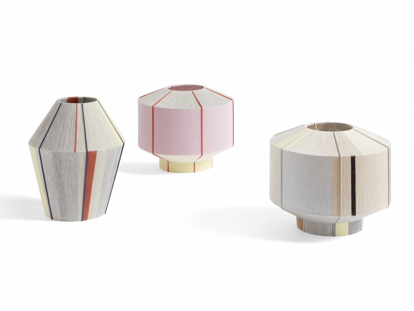 Auch bei ausgeschaltetem Licht ein Hingucker: Die bunten «Bonbon Shades» der serbischen Designerin Ana Kras, bei denen jeder Farbton mittels einer speziellen Technik als Nylongarn von Hand um den Stahlrahmen gewebt wird. Dadurch entstehen strukturierte individuelle Lampenschirme, die auch als eigenständige Designobjekte Bestand haben. Hay.