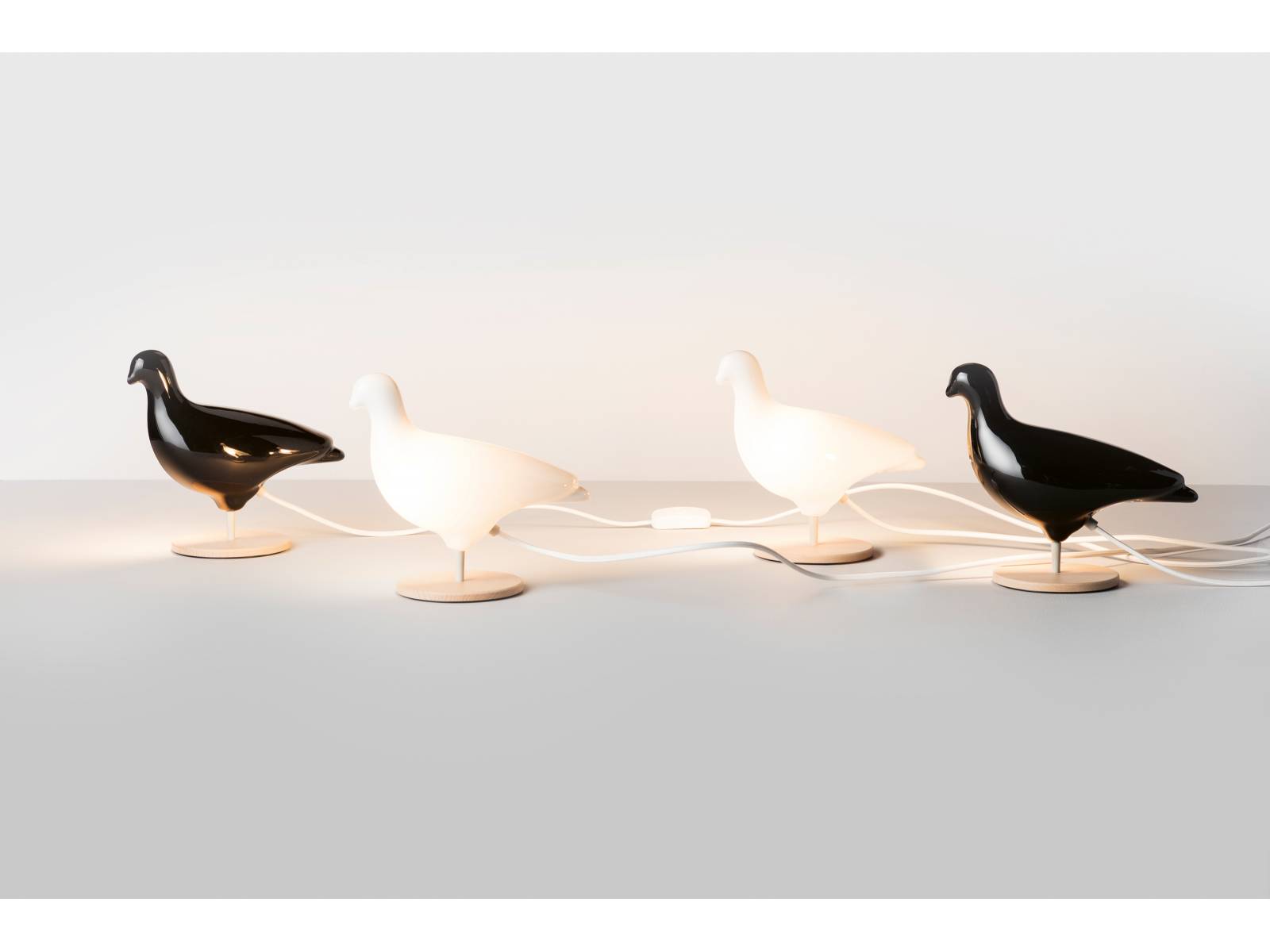 Rund 20 Jahre nachdem die kultige Glasleuchte erstmals auf den Markt kam, legt sie der britische Hersteller neu auf. Ursprünglich entworfen als alternatives Souvenir für London, wurde das «Pigeon Light» schnell zum Bestseller, der bis weltweit in Design- und Museumsgeschäften verkauft wird. Design von Ed Carpenter. Very Good &amp; Proper.