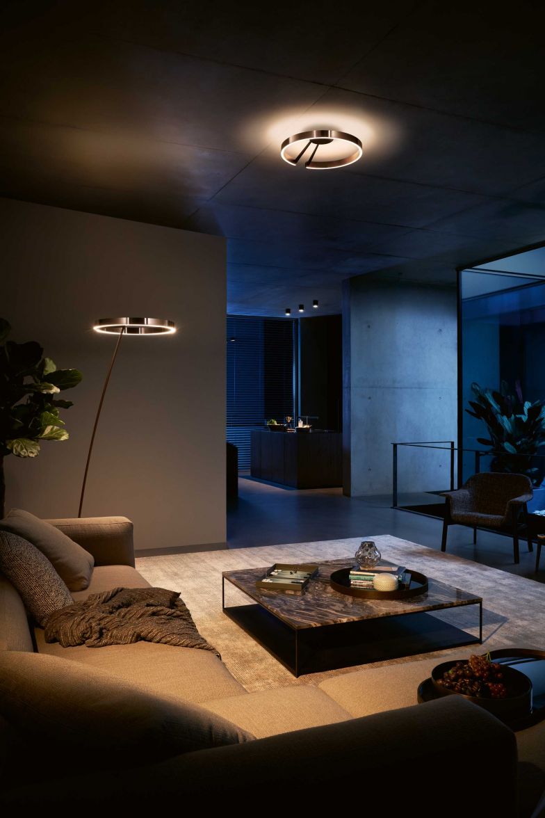 Lichtfans aufgepasst: Die ikonische Leuchtenserie «Mito» wird um ein Modell erweitert, das perfekt für Räume mit zentralem Deckenanschluss ist. «Mito aura» verfügt über ein ringförmiges Uplight sowie ein blendfreies Downlight, die getrennt voneinander steuerbar sind. Gleichzeitig kann das Licht dank «color tune» der jeweiligen Stimmung angepasst und je nach Tageszeit mal wärmer oder kühler eingestellt werden. Occhio.