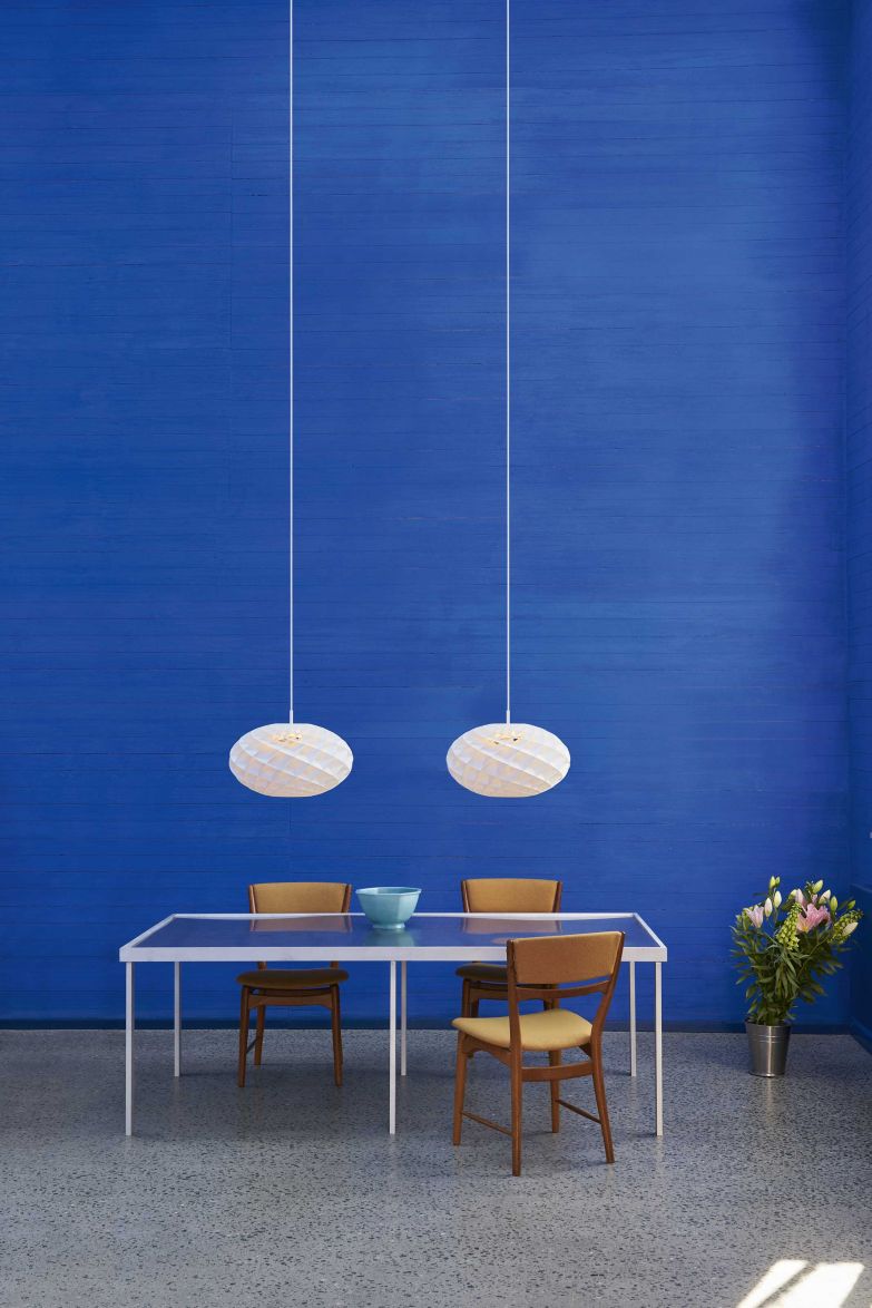 Kennen Sie die Fibonacci-Folge? Die Zahlenfolge bildet die Basis für die Leuchtenserie «Patera» des Designers Øivind Slaatoo. Das Schöne daran: Dadurch ergibt sich eine Struktur, die je nach Blickwinkel eine andere Perspektive bietet. Neu gibt es das Modell als ellipsenförmige Pendelleuchte. Louis Poulsen.