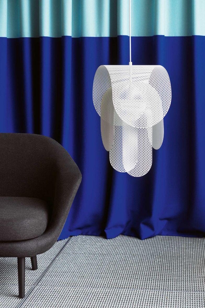 Was uns an «Superpose» gefällt? Die Tatsache, dass die Leuchte je nach Position des Betrachters ihr Erscheinungsbild ändert. Erreicht wird das durch drei gebogene, abgerundete Stahlplatten, die jeweils exakt in einem 180-Grad-Winkel übereinander angeordnet wurden und sich so zu einer skulpturalen Hängeleuchte formieren. Design: Frederik Kurzweg. Normann Copenhagen.