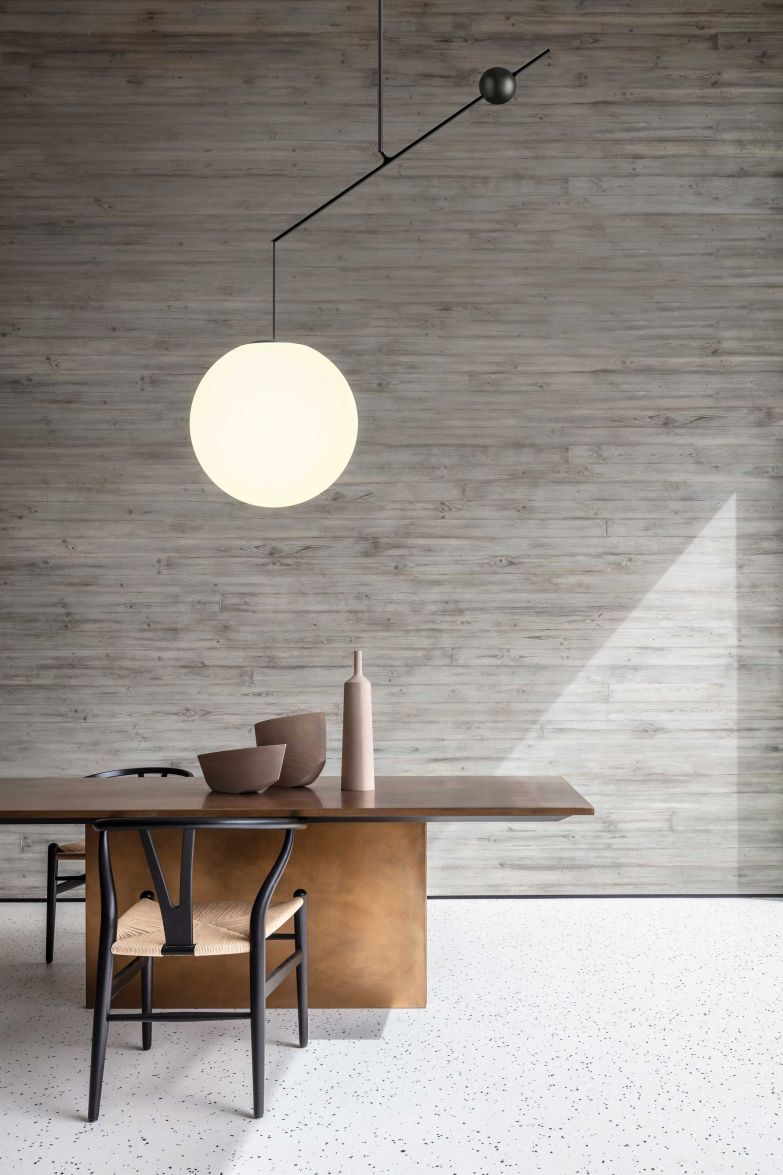 «Malamata» heisst auf hebräisch «oben und unten». Auf die gleichnamige Leuchte des Designstudios Shulab bezogen bedeutet es, dass durch das Gegengewicht in Form einer Kugel der Leuchtkörper auf spielerische Art nach unten bewegt werden kann – je nachdem, in welcher Position die Kugel steht. Erhältlich als Pendel-, Wand- und Stehleuchte, in Messing und Schwarz. Luceplan.