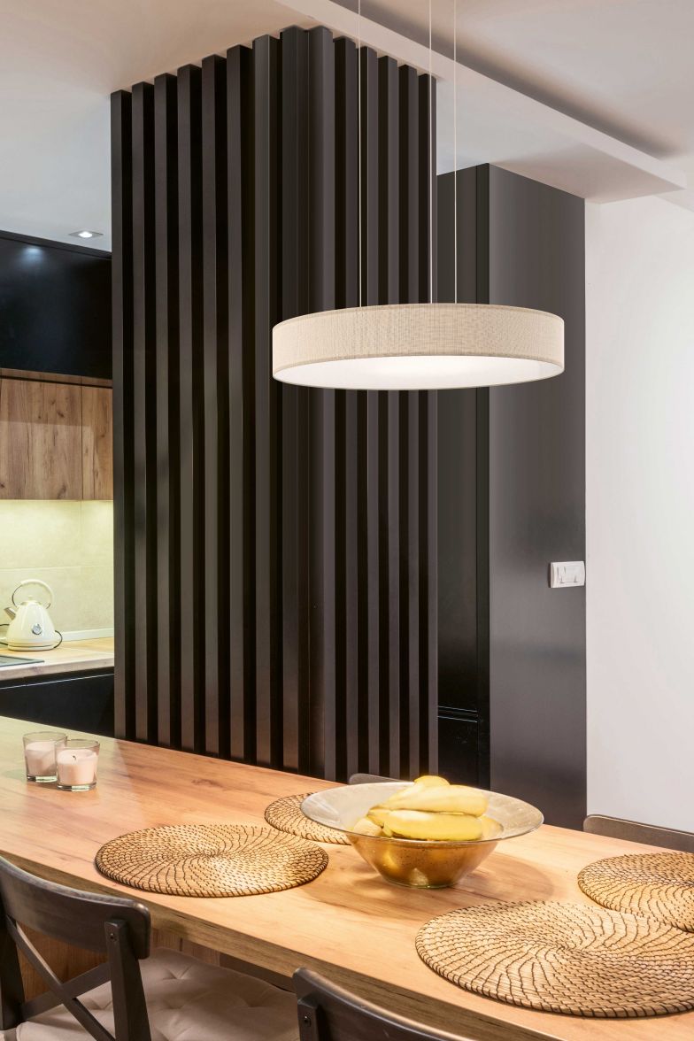 Die Leuchtenfamilie bekommt Zuwachs: Mit «Elena XS» wird die Kollektion um eine schmalere Version des Lampenschirms ergänzt, was dem Modell eine filigrane und elegante Note verleiht. Wie bei allen Modellen werden auch diese Lampenschirme, die es in verschiedenen Durchmessern und Farben gibt, in der Schweiz von Hand hergestellt. Ligalicht.