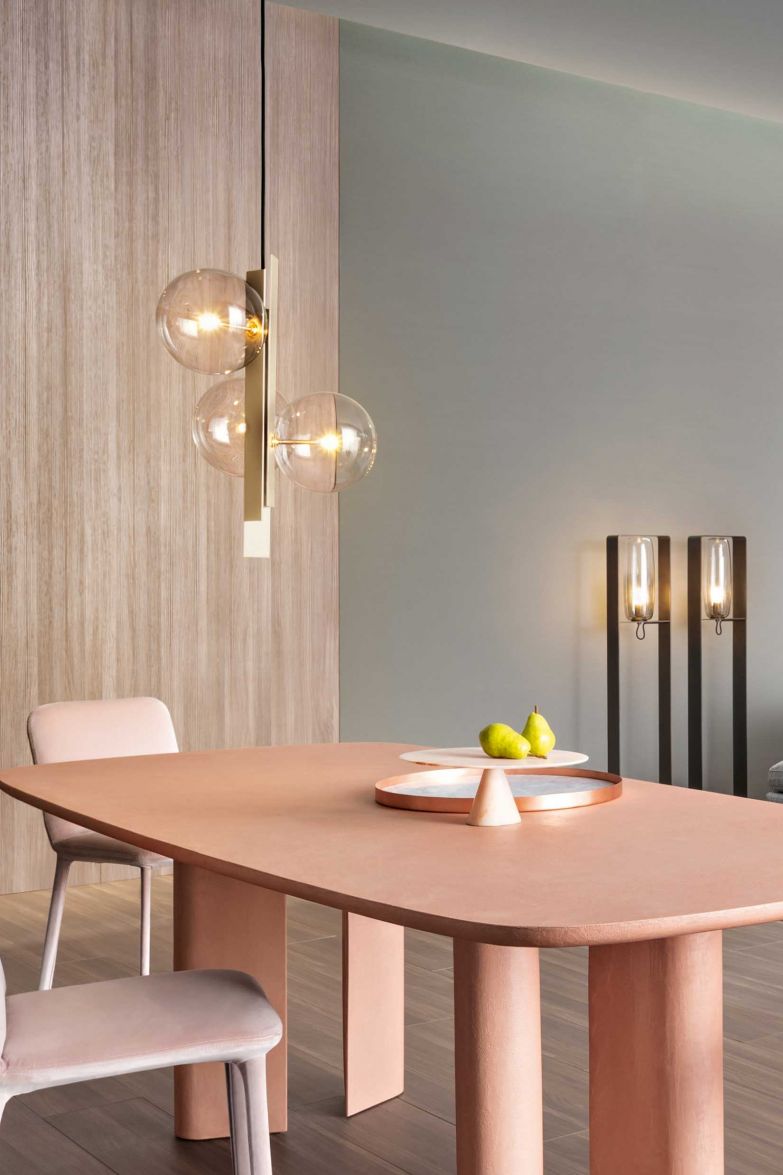 Drei metallische Lamellen fungieren bei der Hängeleuchte «Bon ton» als zentrale Achse, um die sich entweder drei oder sechs Glaskugeln als Lichtquellen formieren. Die Kugeln gibt es in den Farben Transparent, Bernsteingelb oder Fumé, die Achse in Metall oder Kupfer. Bonaldo.