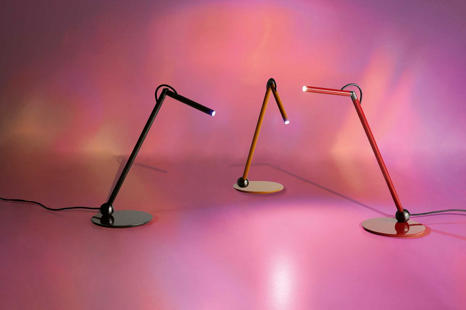 Pointiertes Licht spendet diese Schreibtischlampe hier, denn bei «Calamaio» befindet sich die Lichtquelle am Ende des Leuchtenkopfs und erzeugt dadurch einen geringen Lichtstrahl. «Calamaio» ist vollständig aus Metall gefertigt, besteht aus zwei mit einem Gelenk verbundenen Stäben und ruht auf einem runden Sockel. Farbvarianten in Scharlachrot, Senfgelb und schwarzem Nickel. OLUCE.COM