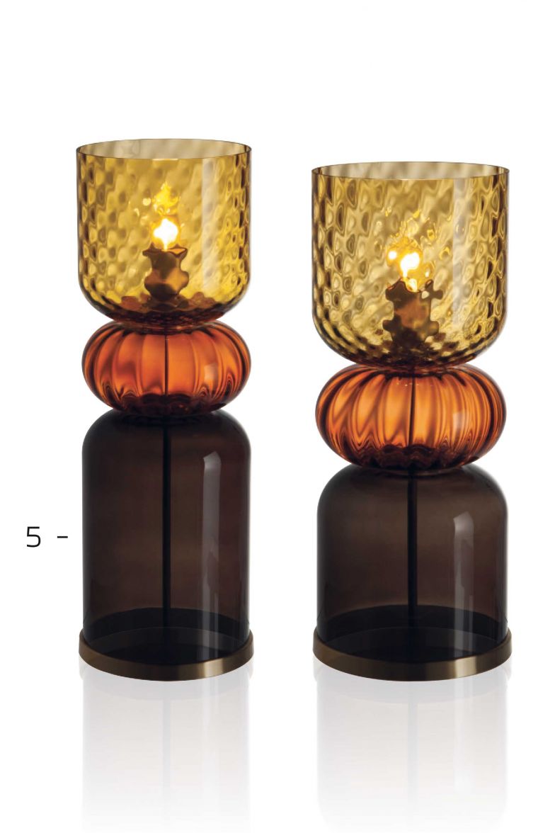 Pierre Dubois & Aimé Cécil haben für die neue Herbst-/Winterkollektion des Unternehmens unter anderem die Leuchte «Malo» entworfen, die mit ihren warmen Farben die Stimmung des Herbstes wunderbar aufnimmt. Brennt das Licht, wirkt die Leute fast wie ein Windlicht mit Kerze. In zwei Grössen erhältlich. ROCHE-BOBOIS.COM